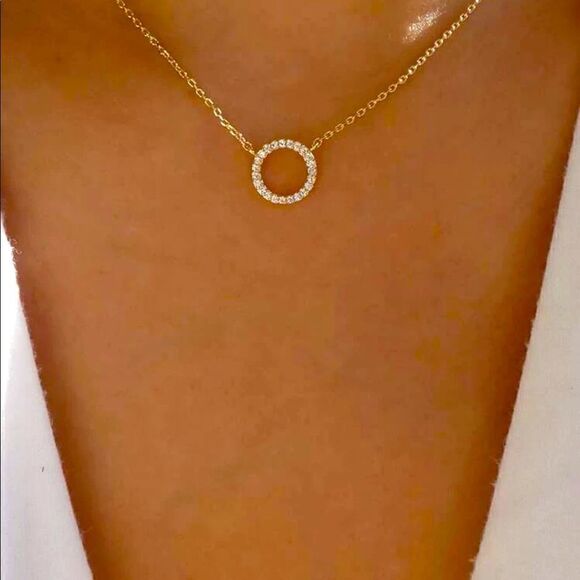 🆕🆕🆕 Rhinestone Round Charm Necklace 🆕🆕🆕 - Picture 1 of 3